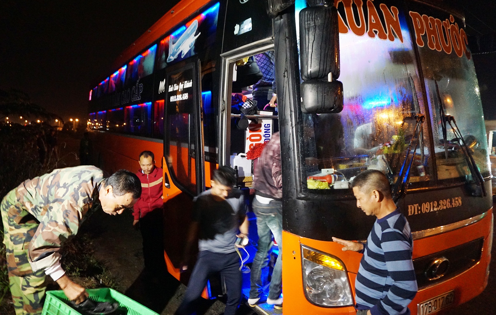 Chan tai xe xe khach uong bia ruou, cho qua so nguoi quy dinh hinh anh