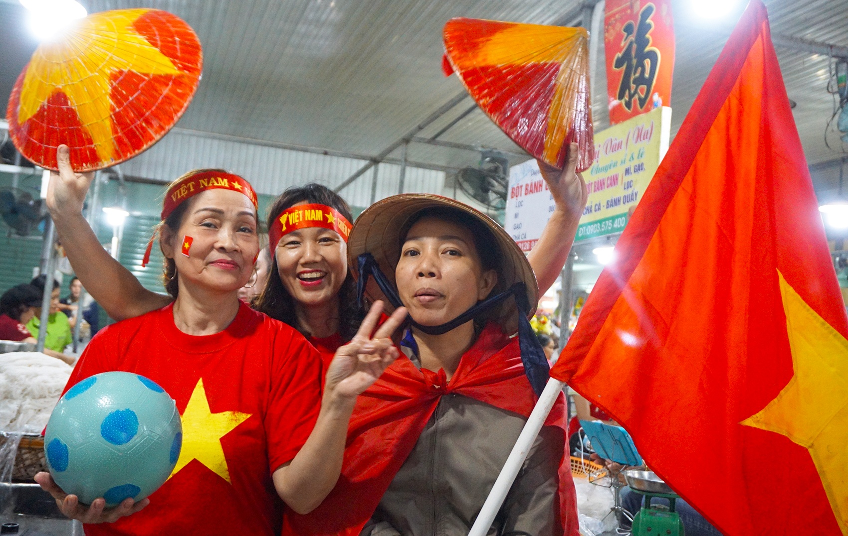 Tieu thuong Da Nang treo co kin cho, co vu doi tuyen Viet Nam hinh anh