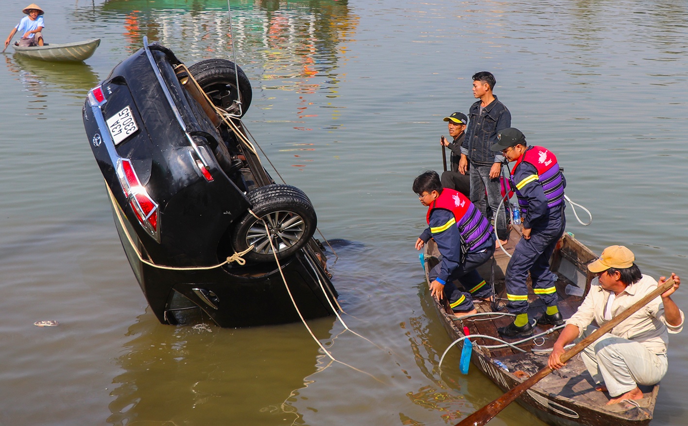 Hang tram chien si tim kiem 3 nguoi thiet mang khi oto lao xuong song hinh anh