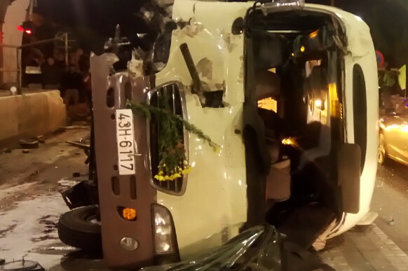 Vuot truoc cua ham Hai Van, xe khach lat ngang hinh anh