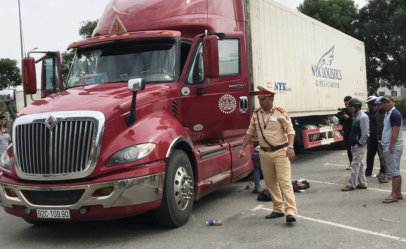 CSGT Da Nang phat hien phu xe container duong tinh ma tuy hinh anh