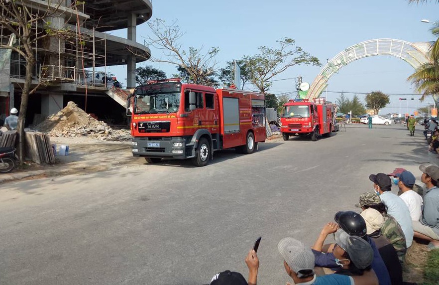 Nhieu cong nhan thao chay khi toa nha 18 tang dang xay boc chay hinh anh