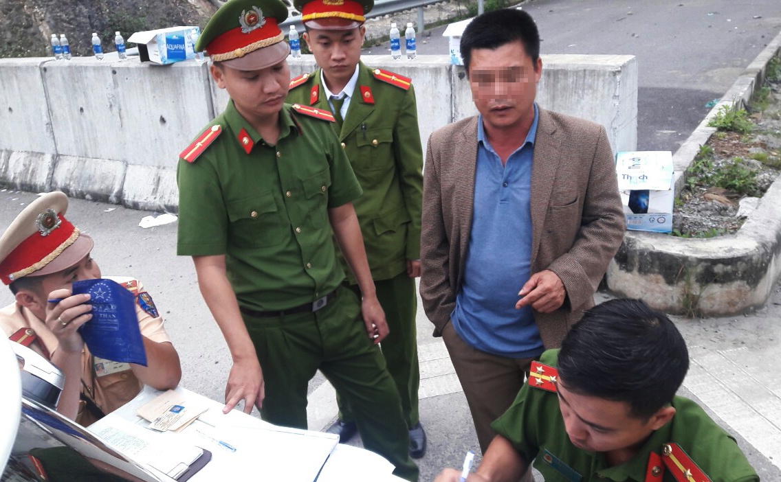 2 lan duong tinh ma tuy, tai xe xe khach noi que thu bi hu hinh anh