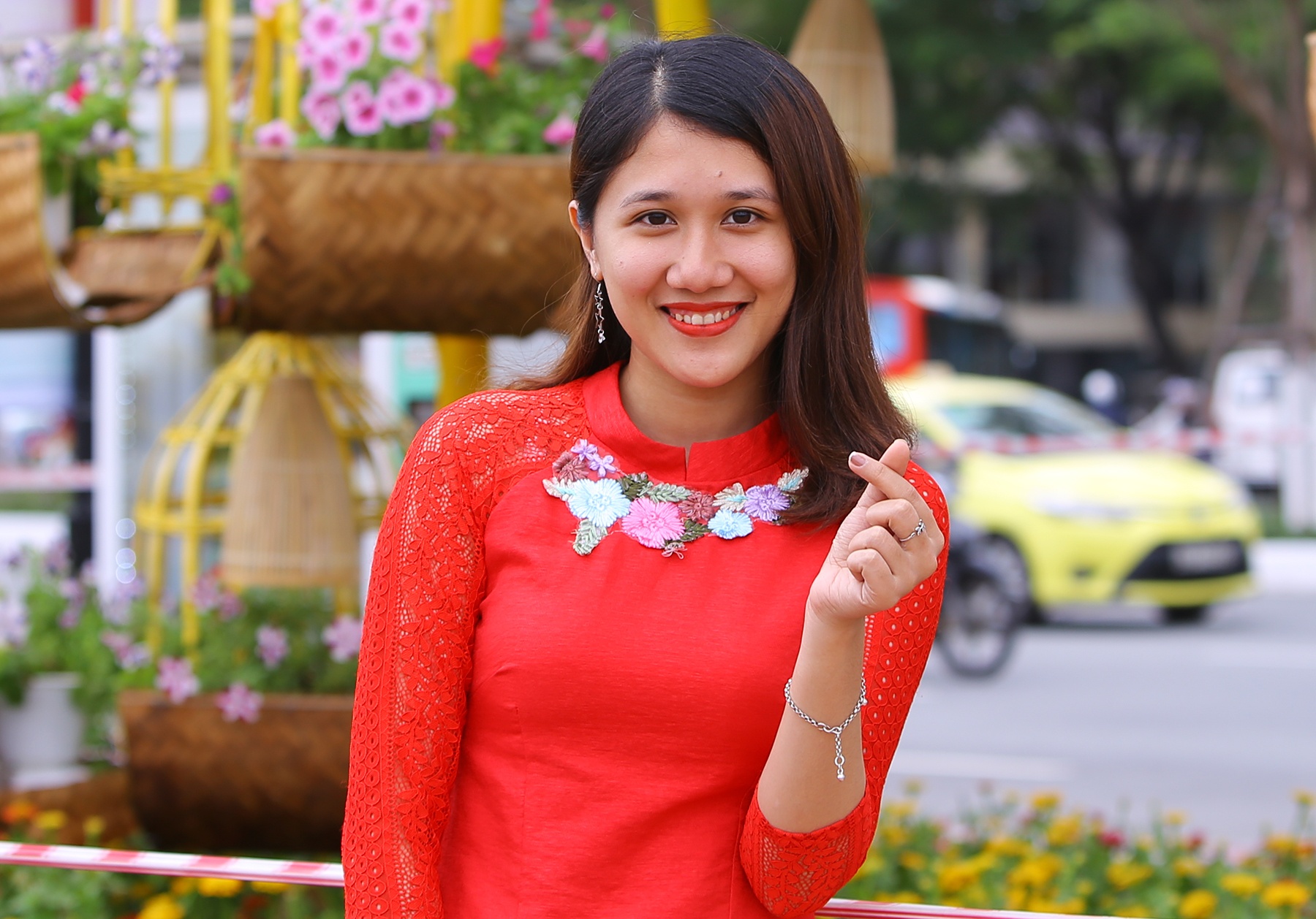 Con gai Da Nang do xo den duong hoa dang thi cong de chup hinh hinh anh