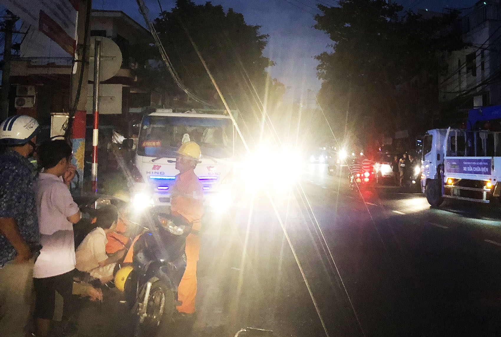 Cong nhan khac phuc dien o Da Nang anh 1