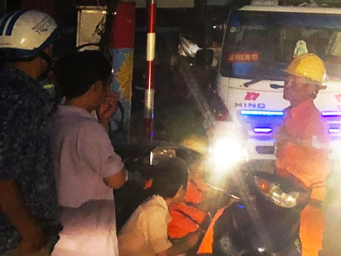 Bong bay vuong duong day 22kV, hang tram ho dan mat dien chieu 30 Tet hinh anh