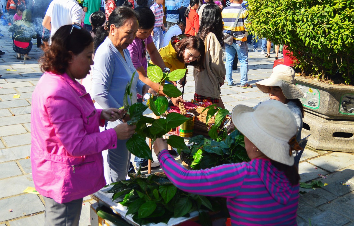 Nguoi dan di le chua ngay dau nam anh 7