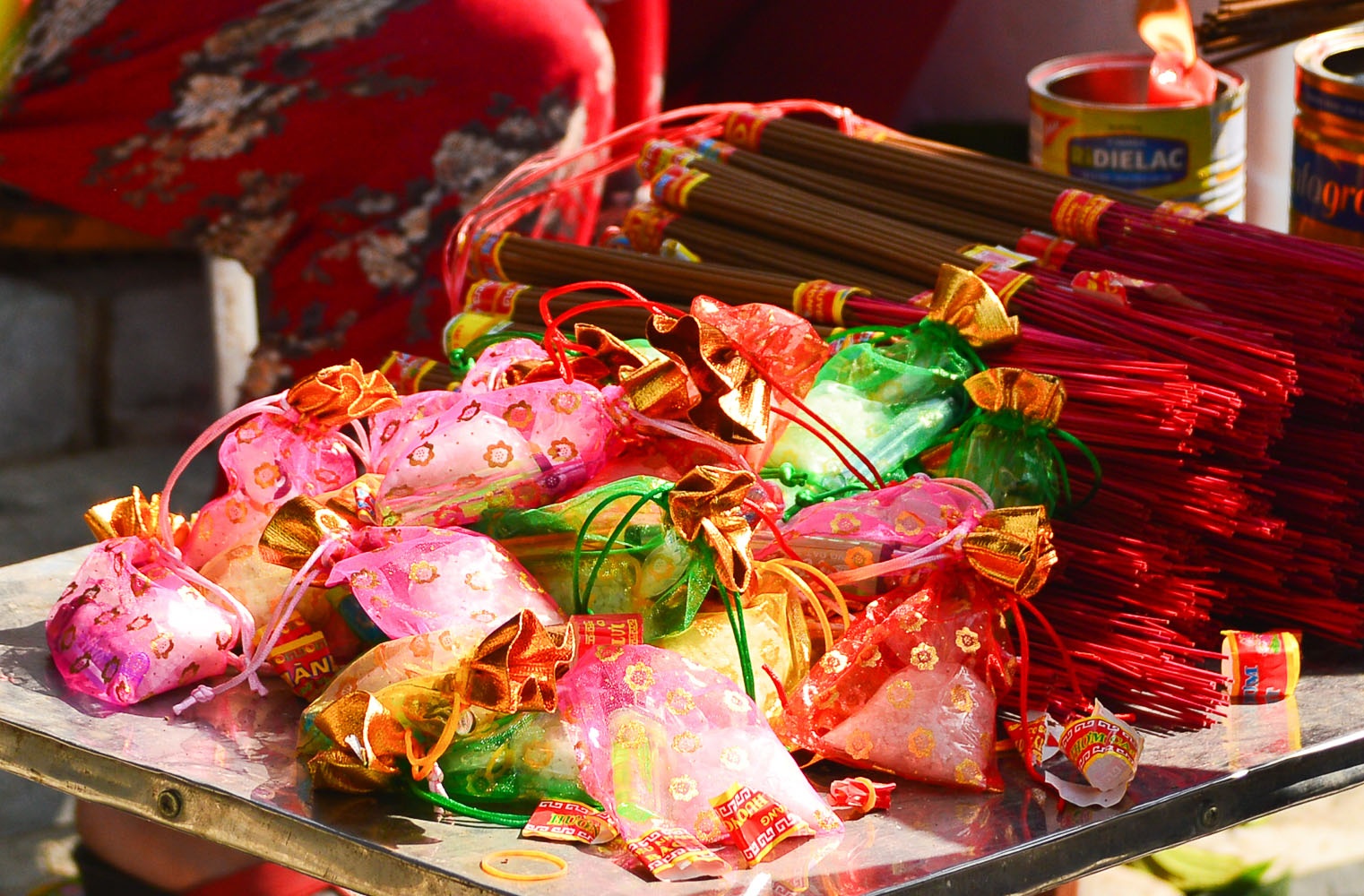 Nguoi dan di le chua ngay dau nam anh 6