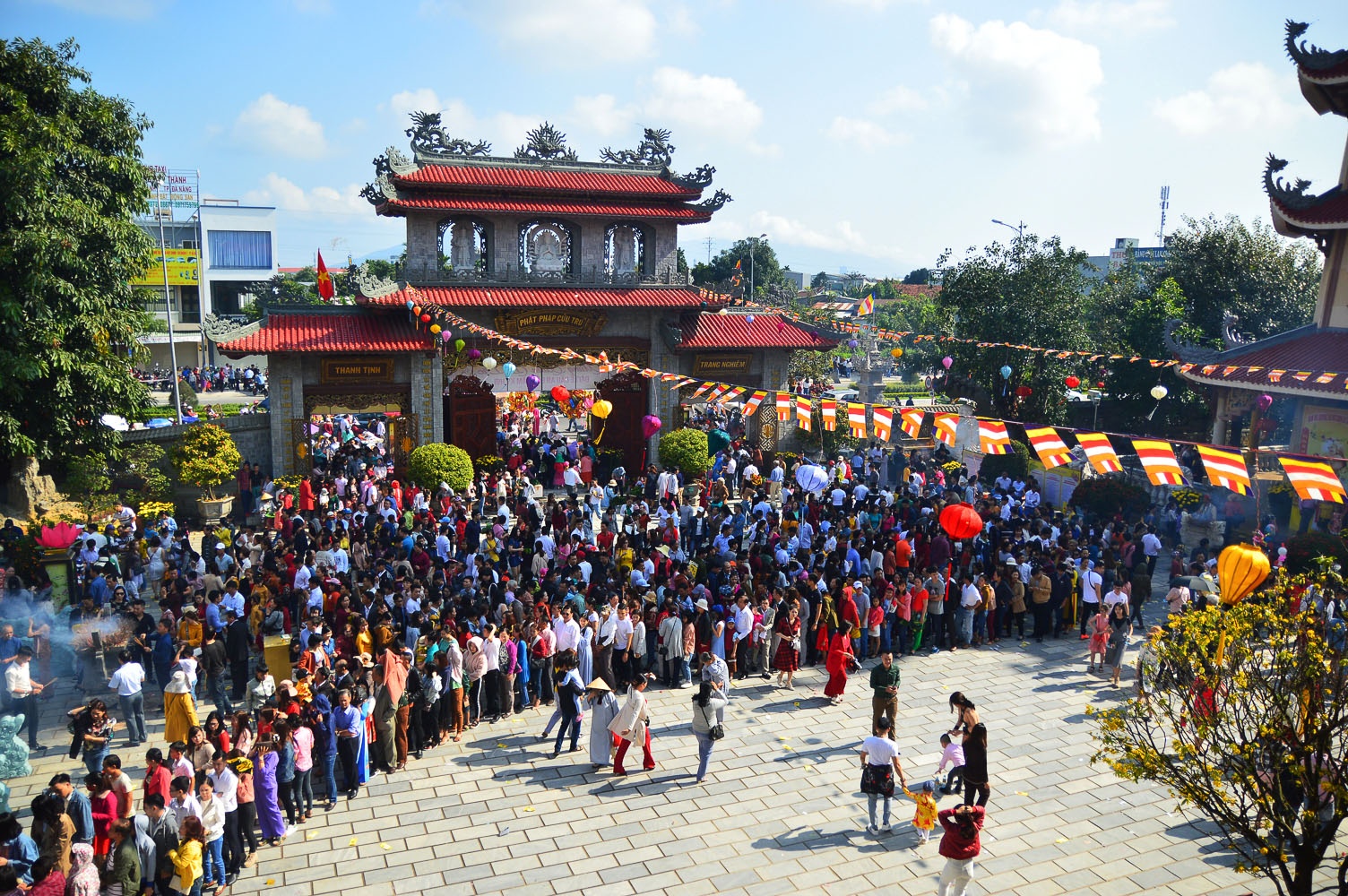 Nguoi dan di le chua ngay dau nam anh 1
