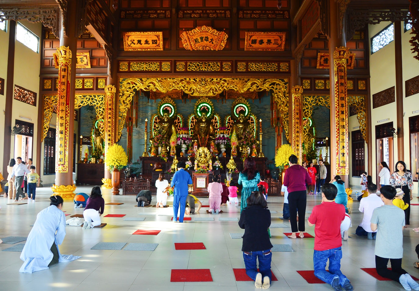 Nguoi dan di le chua ngay dau nam anh 3