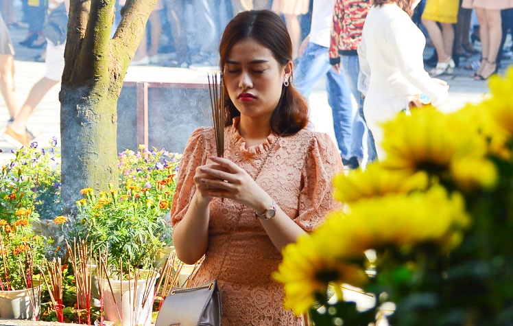 Nguoi dan di le chua ngay dau nam anh 4