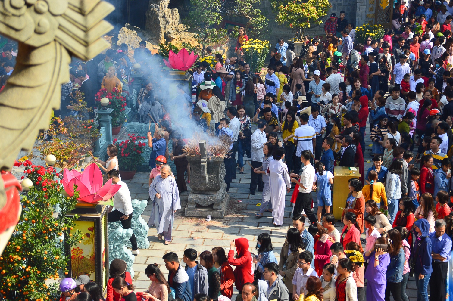 Nguoi dan di le chua ngay dau nam anh 2