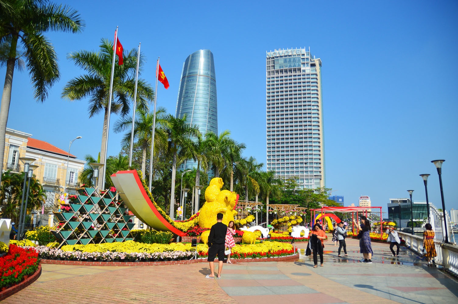 Nguoi dan di le chua ngay dau nam anh 9