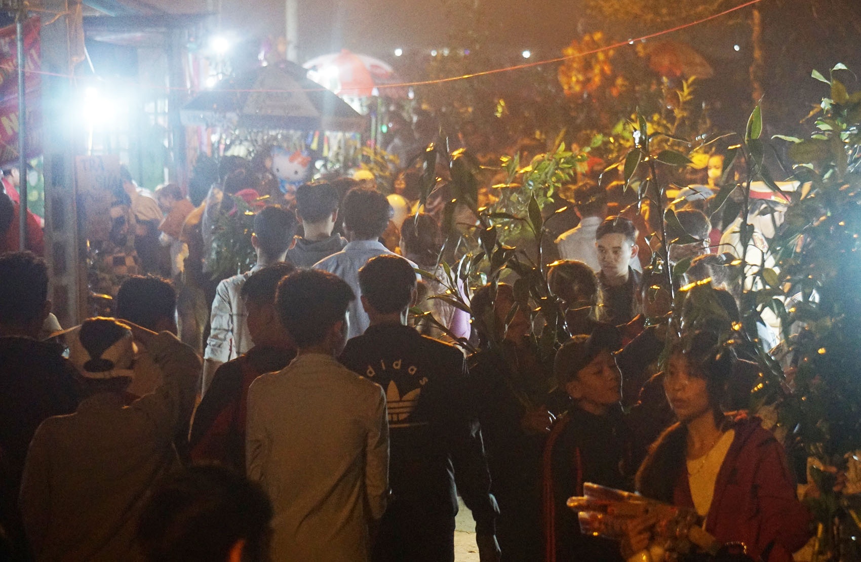 Hang chuc nghin nguoi di cho cau may luc rang sang mung 3 Tet hinh anh