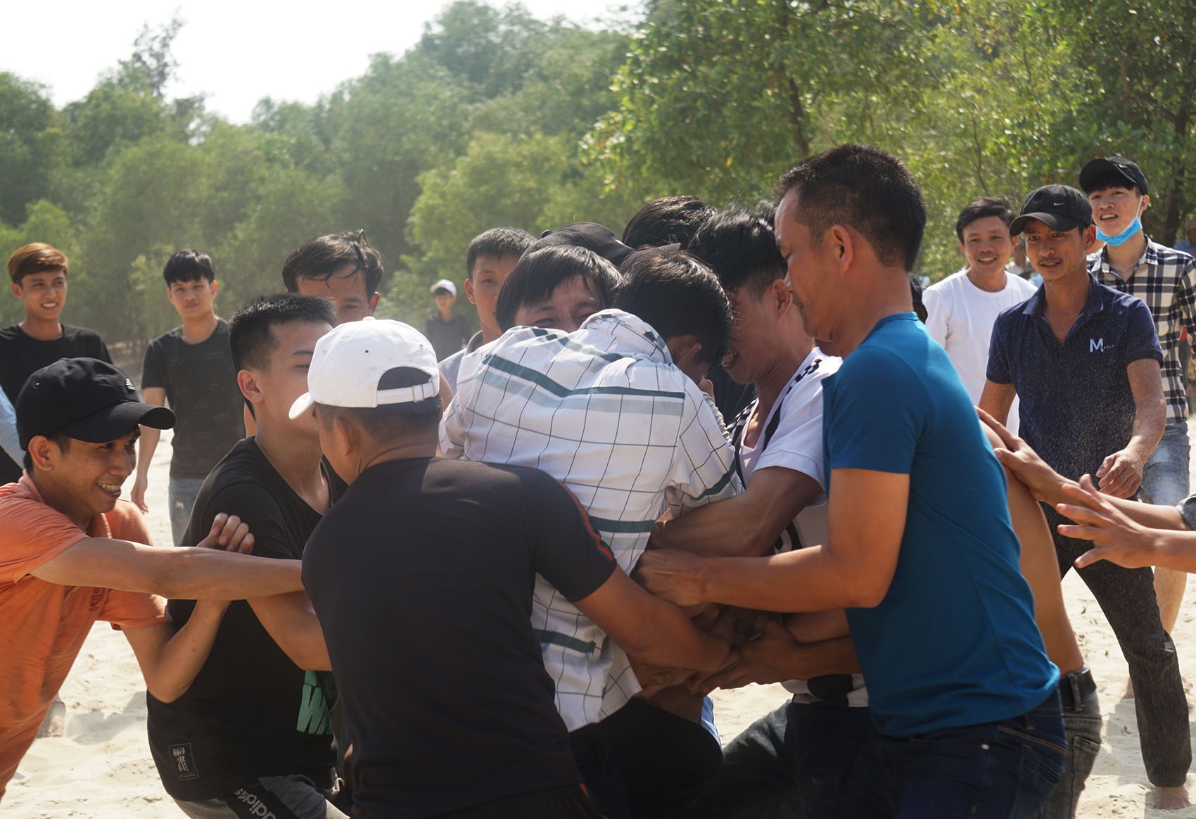 Hang tram trai trang tranh nhau cuop cu giua trua nang mung 4 Tet hinh anh