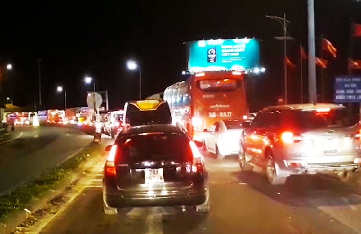 Oto xep hang dai cho qua ham Hai Van khuya mung 6 Tet hinh anh