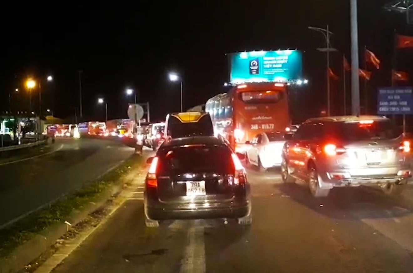 Xe tang dot bien sau Tet, ham Hai Van un u keo dai hinh anh