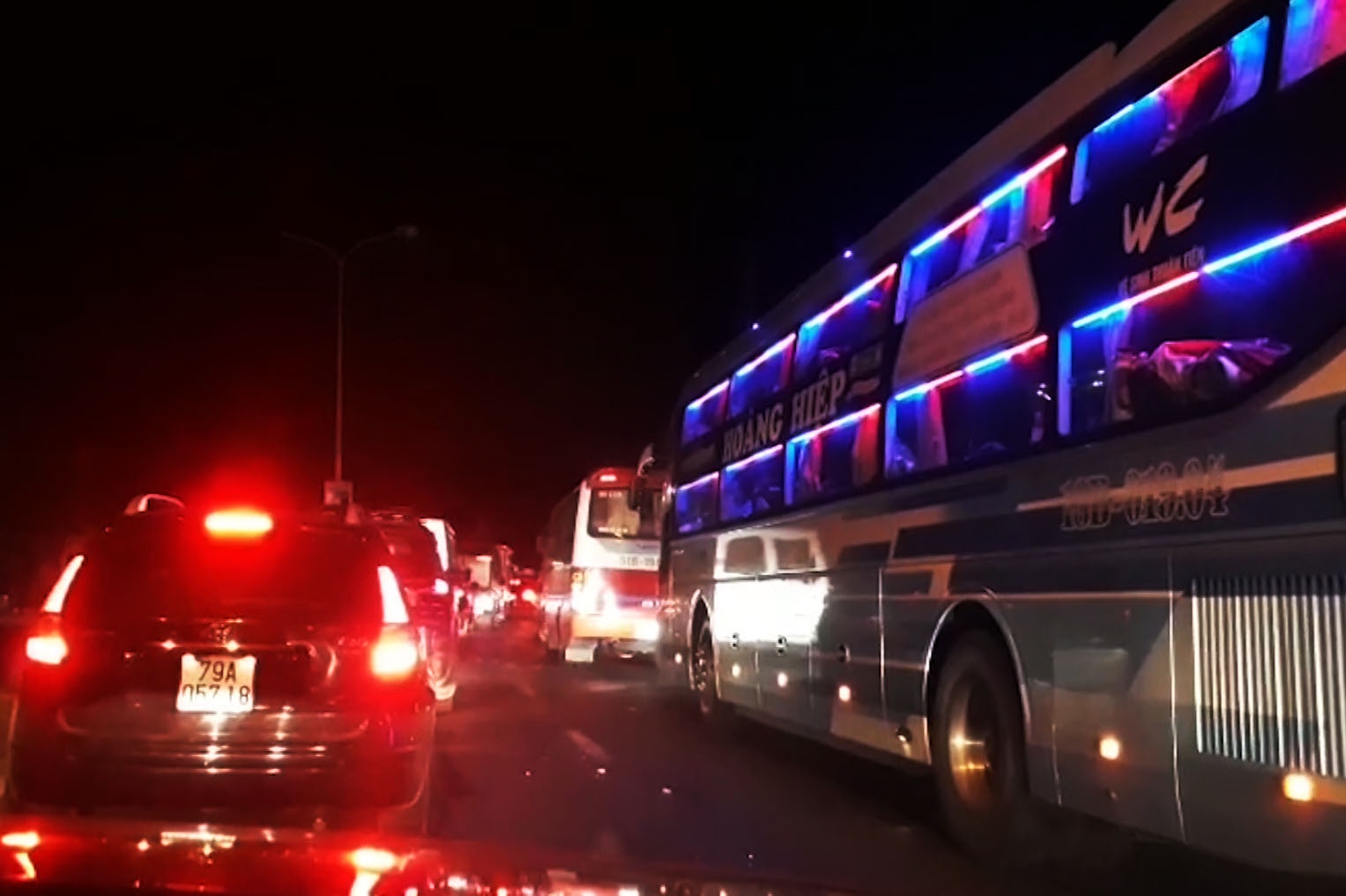 Xe ách tắc tại hầm hải vân ảnh 2 Xe ach tac tai ham hai van anh 2