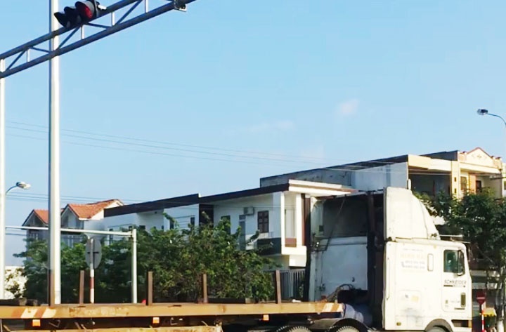 Tai xe lai doan xe container noi duoi vuot den do o Da Nang bi xu phat hinh anh