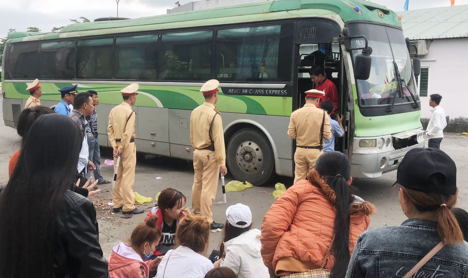 Xe bien so Lao het han kiem dinh, nhoi nhet khach hinh anh