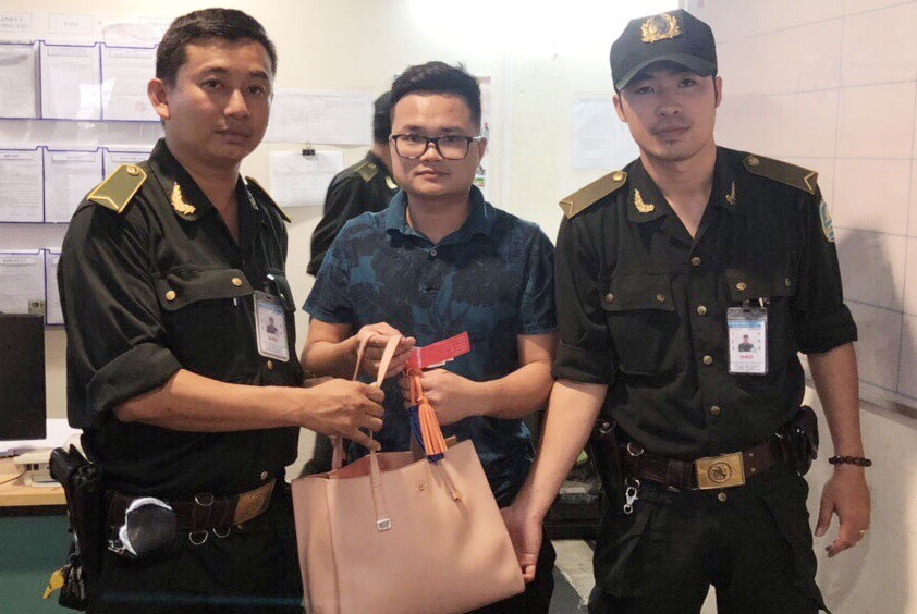 Tai xe taxi lay tui xach khach de quen o san bay Da Nang hinh anh