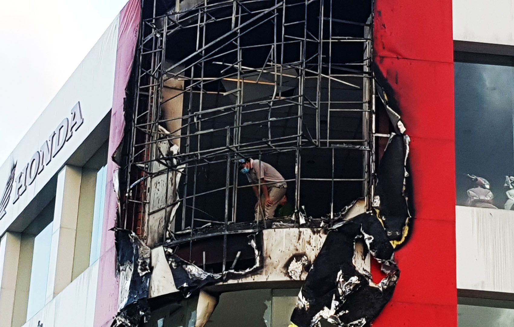 Bang quang cao dien tu phat no, chay du doi hinh anh