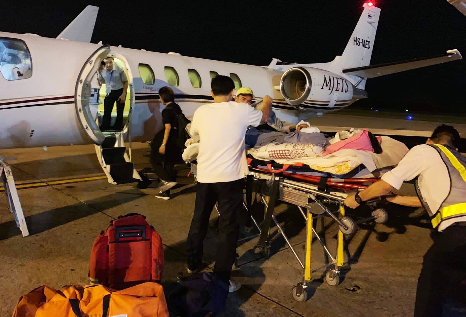 Dieu chuyen co dua cap doi bi tat axit qua Thai Lan dieu tri hinh anh