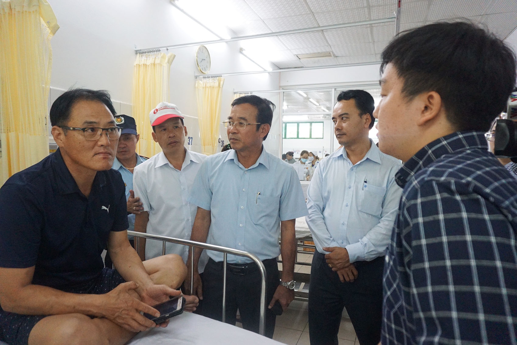 Xe khách tông container ở đường dẫn hầm Hải Vân ảnh 2 Xe khach tong container o duong dan ham Hai Van anh 2