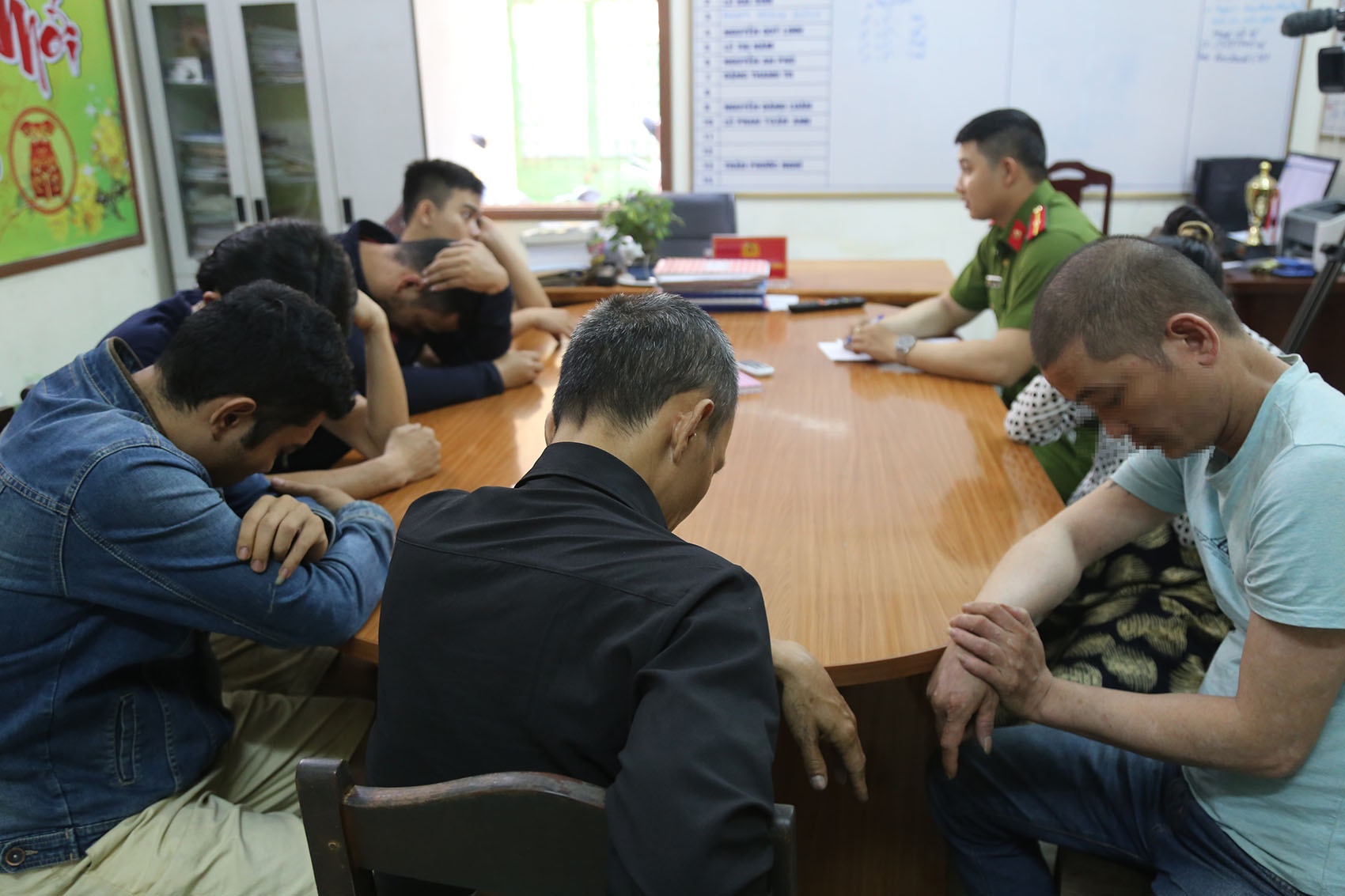 7 nguoi duong tinh ma tuy dang say sua choi tai tiem game ban ca hinh anh