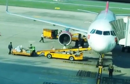 Ky luat hai nhan vien nem hanh ly cua khach o san bay Da Nang hinh anh