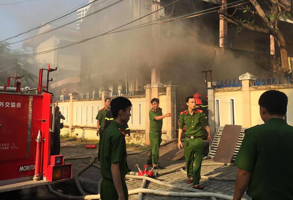 Chay nha kho o truong hoc, hang tram hoc sinh so tan hinh anh