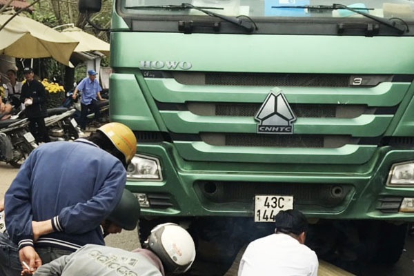 Chien si cong an bi xe tai can chet o Da Nang hinh anh