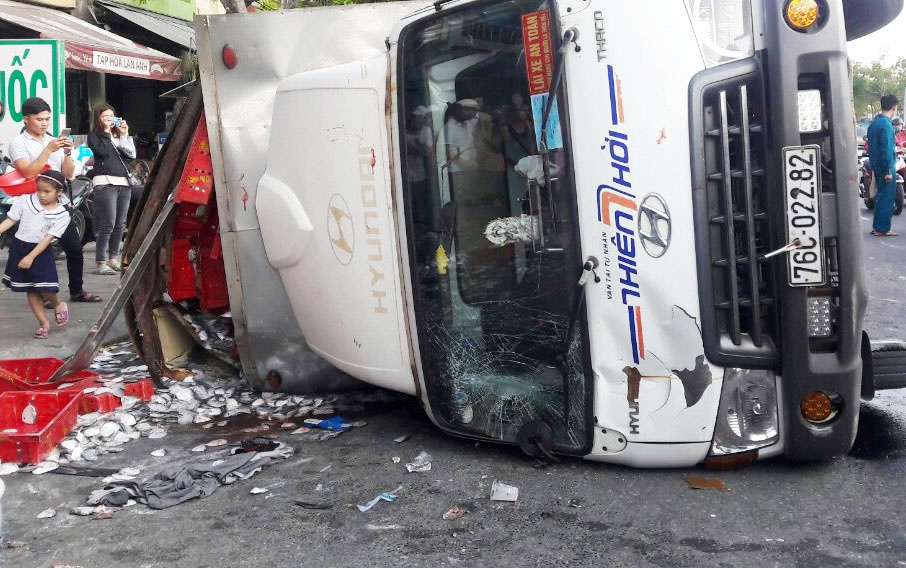 Xe tải chở cá lật ở Đà Nẵng ảnh 1 Xe tai cho ca lat o Da Nang anh 1