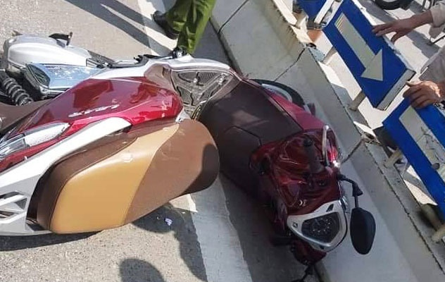 Chay xe vao duong gom, mot phu nu bi oto tai tong chet hinh anh