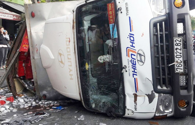 Lat oto tai, 2 tan ca do tran ra duong hinh anh