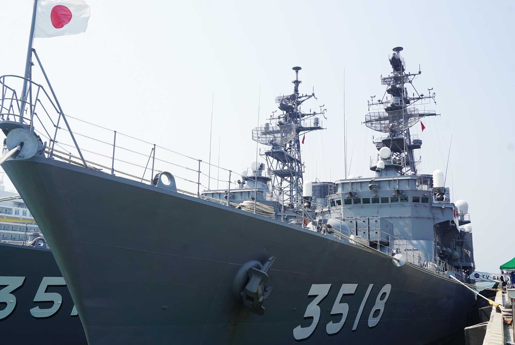 Can canh 2 tau huan luyen cua hai quan Nhat Ban hinh anh