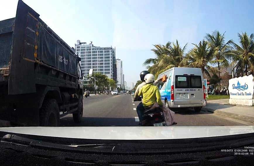 Camera ghi lai canh nam thanh nien cam gach nem vo kinh oto tai hinh anh