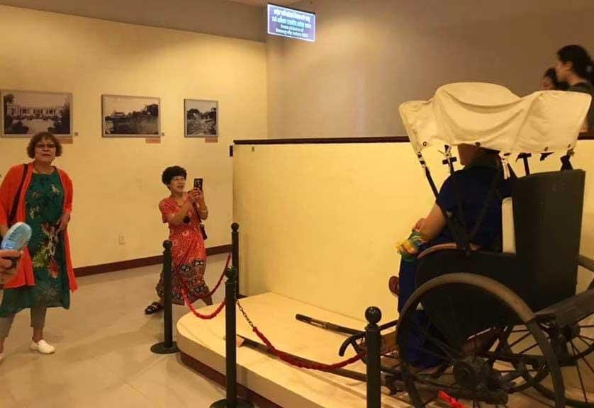 Du khach Trung Quoc vo tu ngoi len xe trung bay o bao tang chup anh hinh anh