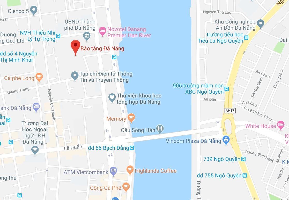 Du khach Trung Quoc ngoi len xe o bao tang chup anh anh 3