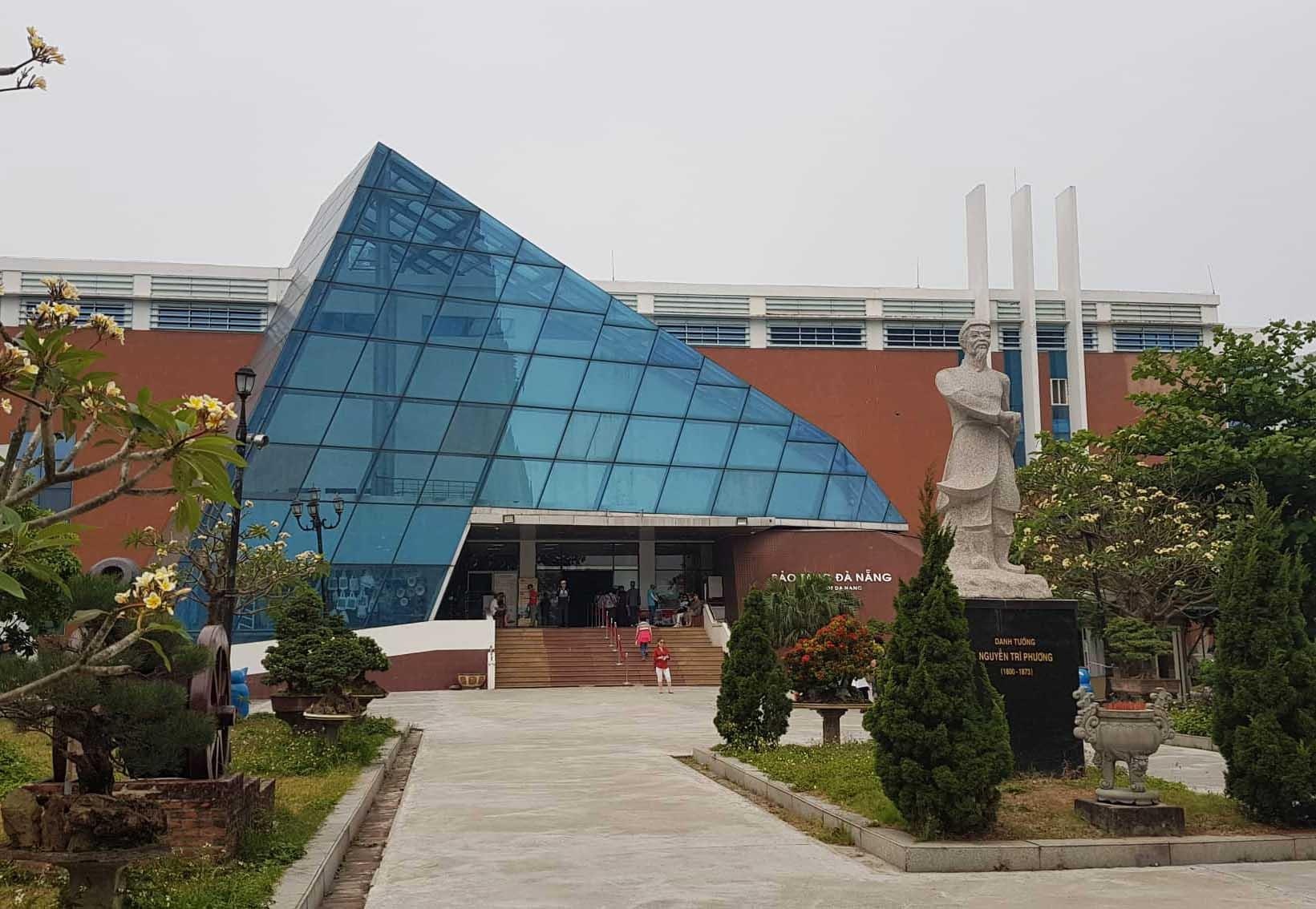 Du khách Trung Quốc ngồi lên xe ở bảo tàng chụp ảnh ảnh 2 Du khach Trung Quoc ngoi len xe o bao tang chup anh anh 2