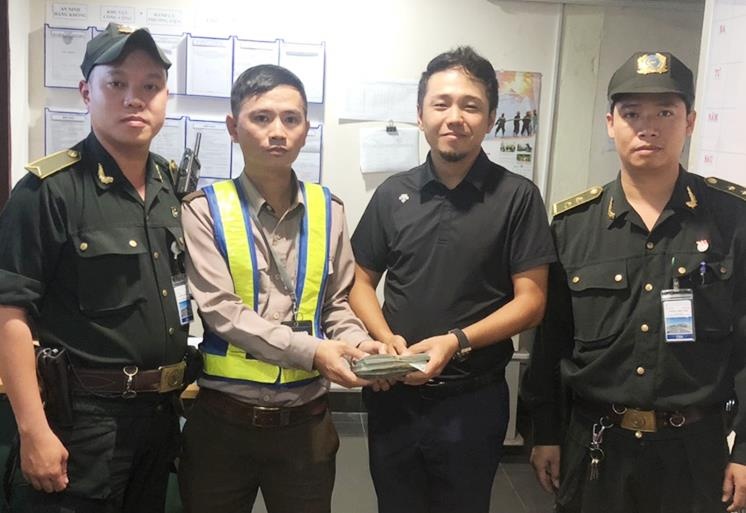 Du khach Trung Quoc de quen 700 trieu o bai do xe san bay Da Nang hinh anh