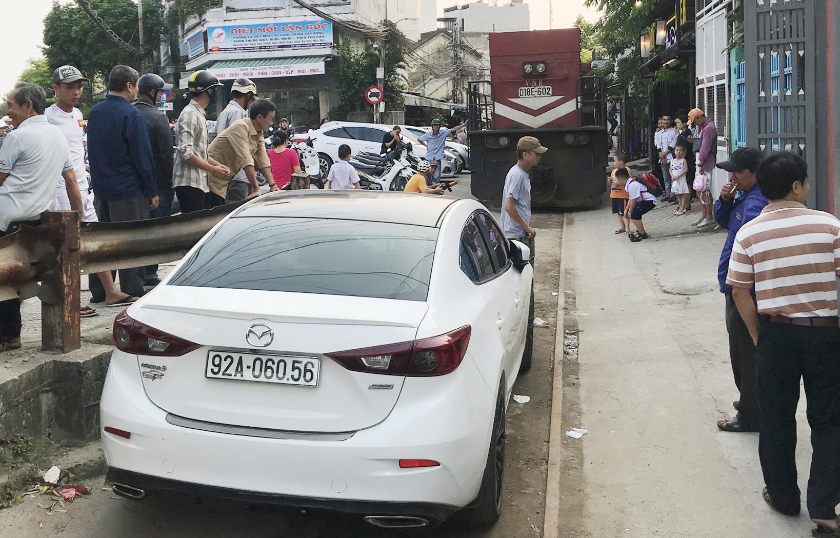 Hang chuc nguoi tim kiem tai xe do oto giua duong ray hinh anh