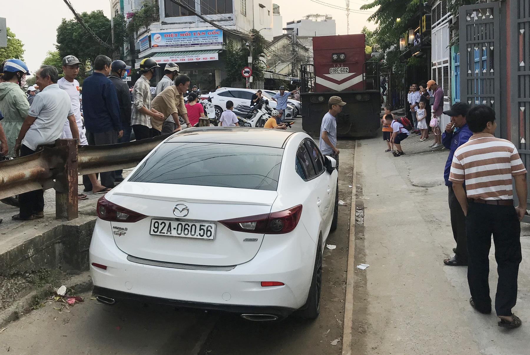 Ôtô chắn đường tàu hỏa ở Đà Nẵng ảnh 1 Oto chan duong tau hoa o Da Nang anh 1