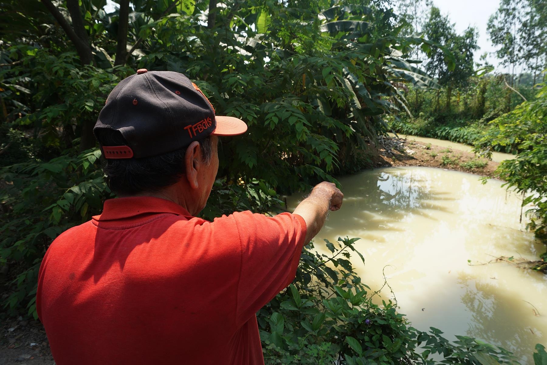 Nuoc mau trang duc, boc mui hoi chay ra tu khu cong nghiep hinh anh