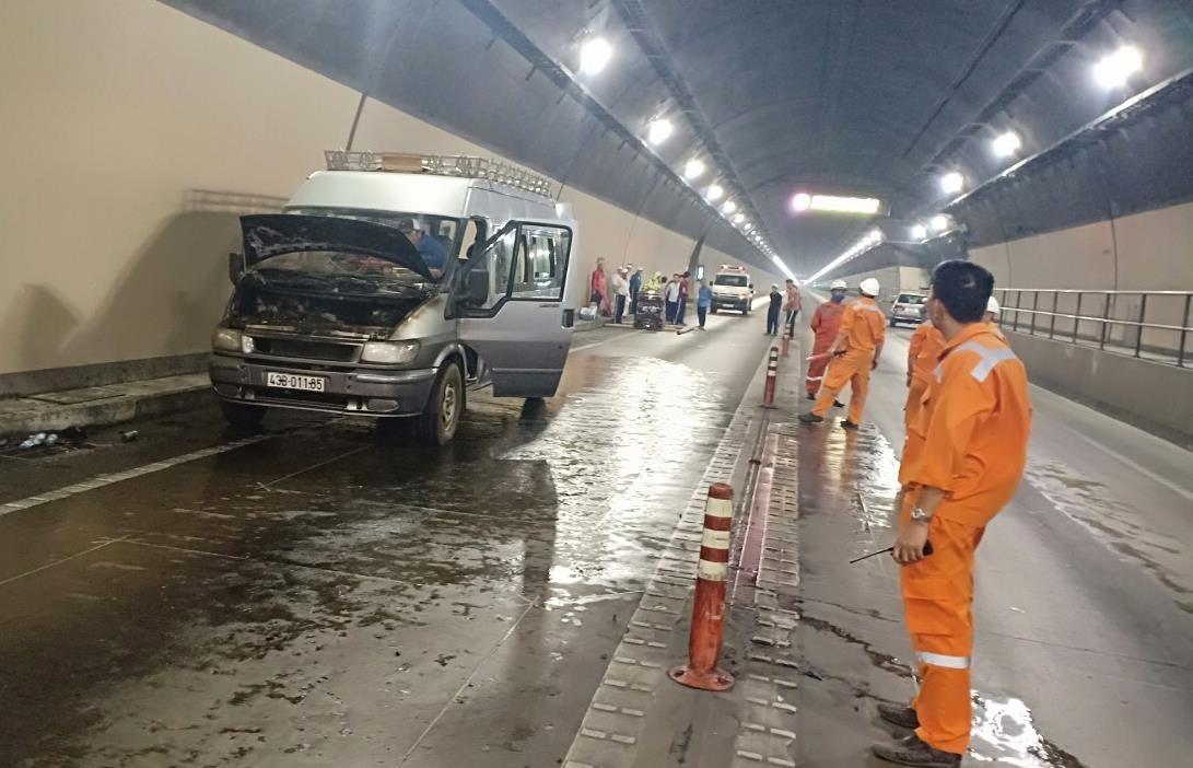 Xe cho quan tai boc chay anh 1