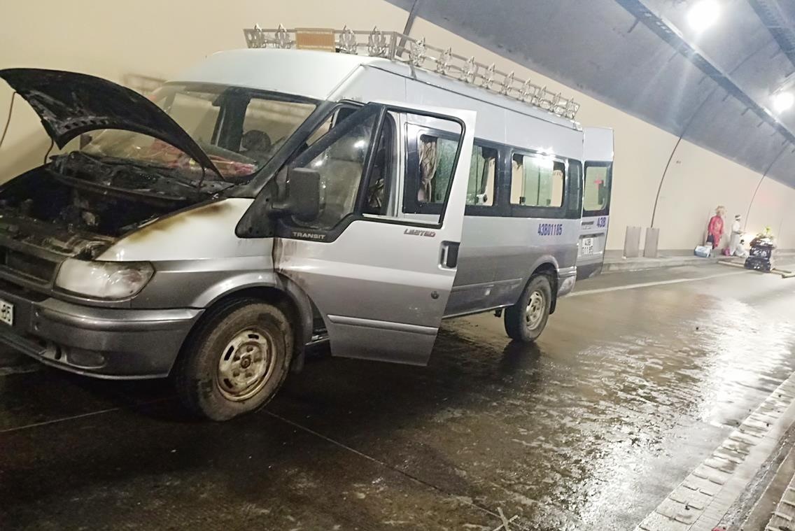 Khieng quan tai thao chay khi xe tang chay trong ham Hai Van hinh anh