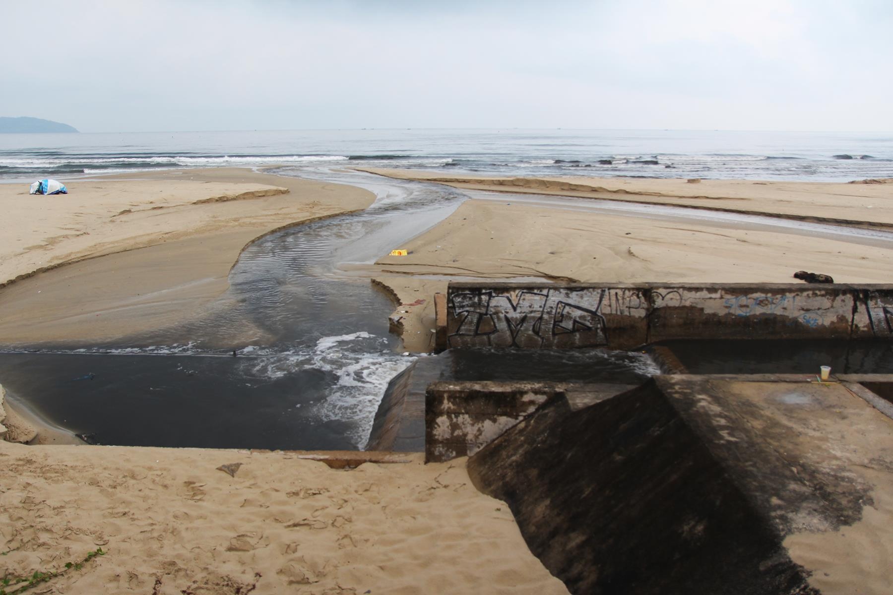 Nước thải chảy ra biển Đà Nẵng ảnh 2 Nuoc thai chay ra bien Da Nang anh 2