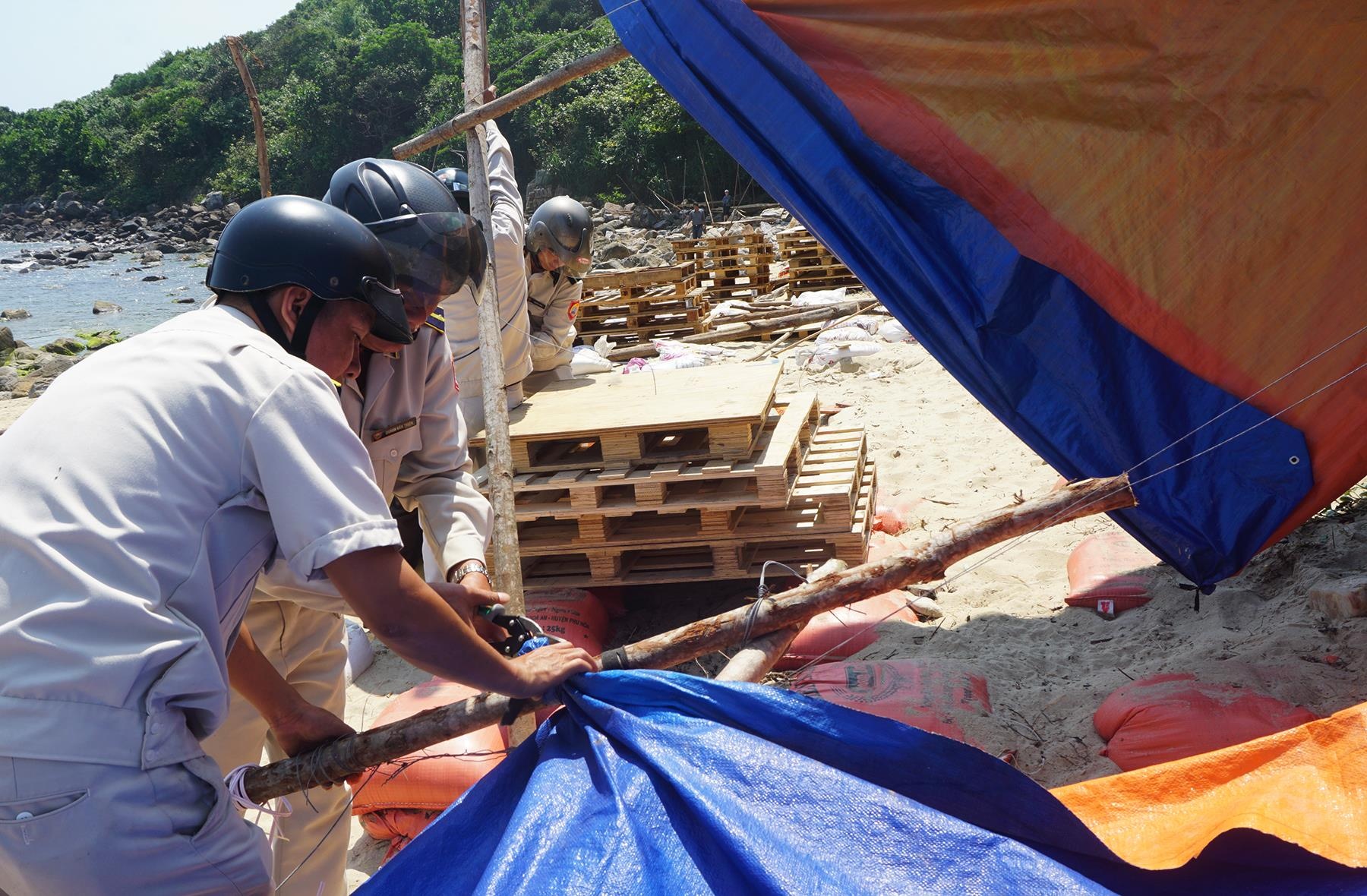 Da Nang thao do hang chuc leu bat trai phep o bai bien hinh anh