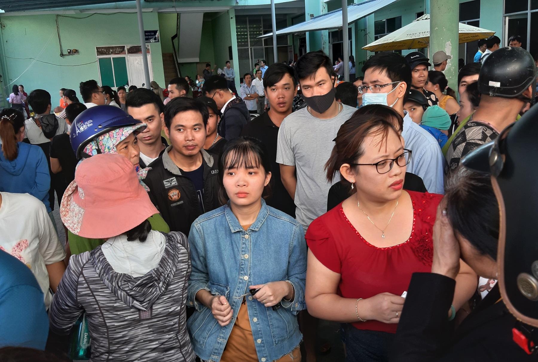 Hang tram nguoi thuc nguyen dem cho tiem vac xin 6 trong 1 cho con hinh anh