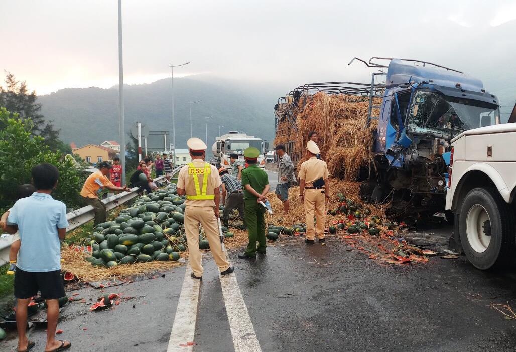 Tai nan lien hoan truoc ham Hai Van, hon 10 tan dua do xuong duong hinh anh